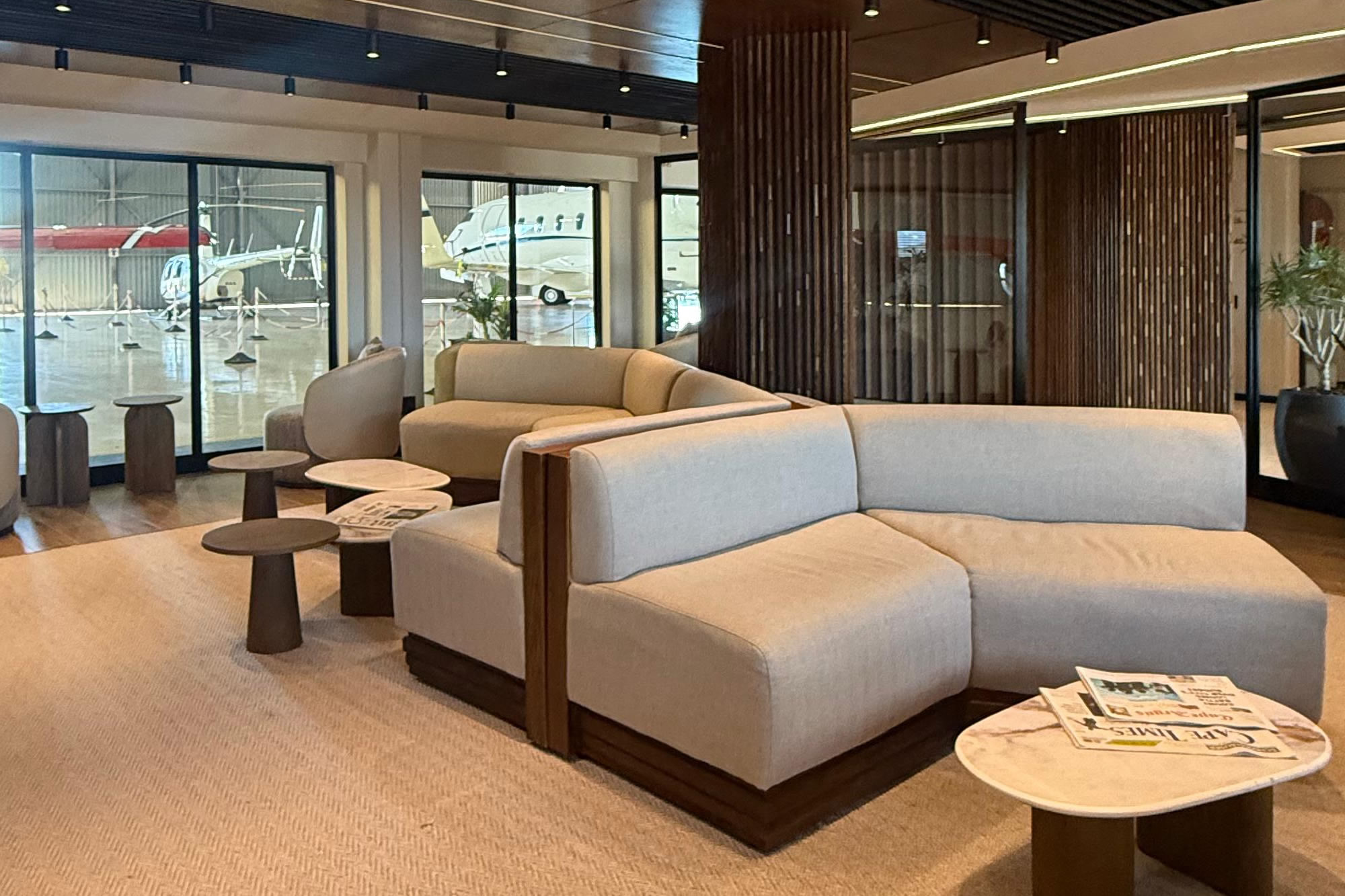 RED FAN Aviation - Private Lounge Service